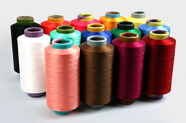 Melyek a poliészter DTY fonalak textilipari felhasználásának fő előnyei, és gyártási folyamatuk hogyan járul hozzá népszerűségükhöz és széleskörű használatukhoz a textiliparban?